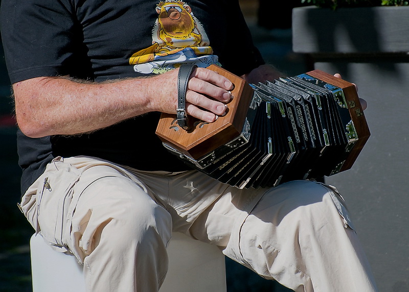 Geldern Straßenmaler D35_9928 als Smart-Objekt-1 Kopie.jpg - Am heutigen Tag spielten an jeder Ecke Musiker auf den unterschiedlichtsten Instrumenten.